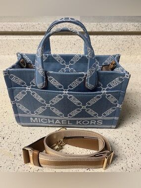 Michael Kors Empire Logo Gigi Small East West Messenger Bag EUC